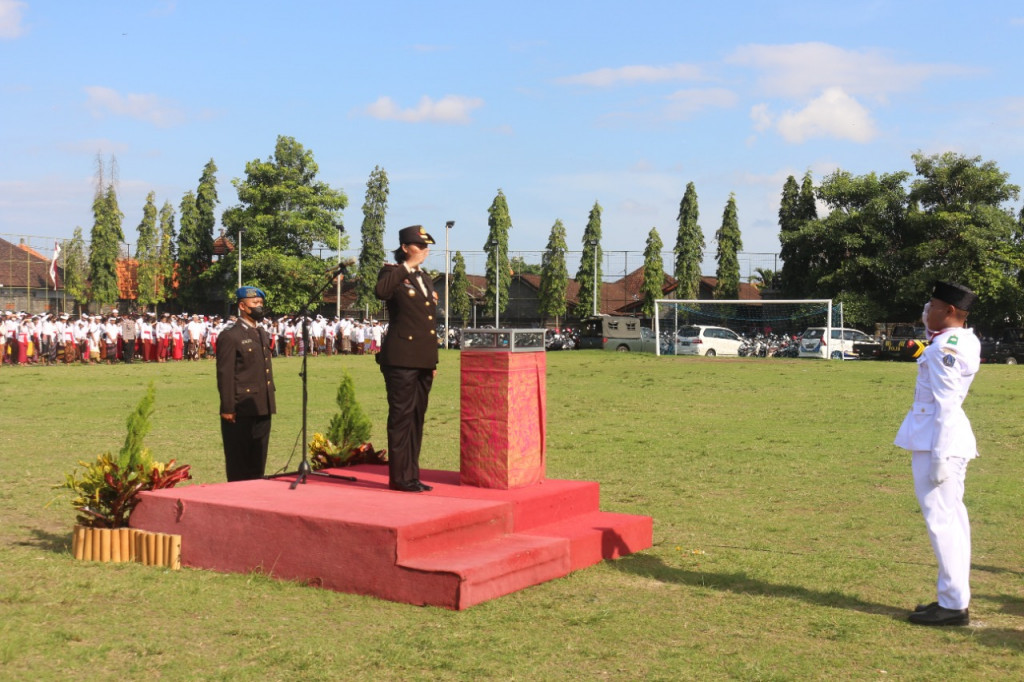 Upacara Penurunan Bendera dalam rangka Peringatan Hari Ulang Tahun (HUT) ke-77 Tahun Kemerdekaan Republik Indonesia di Kecamatan Kuta Utara